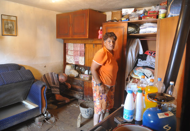 ПОСЛЕДИЦЕ НЕПОГОДА У БЕОГРАДСКИМ ОПШТИНАМА: Подивљали таласи уништили окућнице (ФОТО)